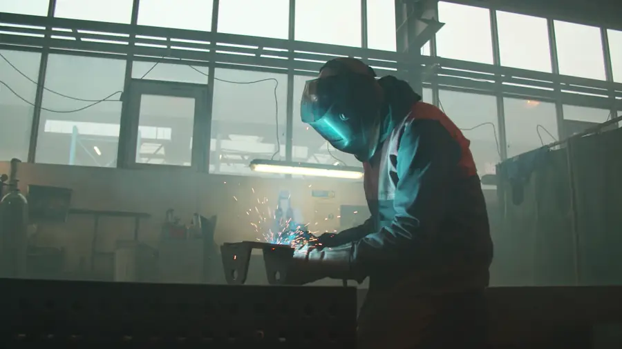 Un soudeur au travail dans un atelier de métallurgie
